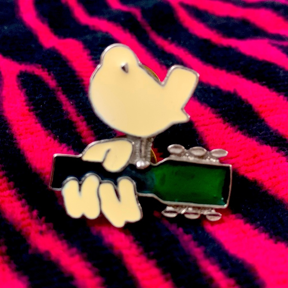 Vintage 1999 Woodstock pin 🎸FREE when added to a bundle of $50 or more